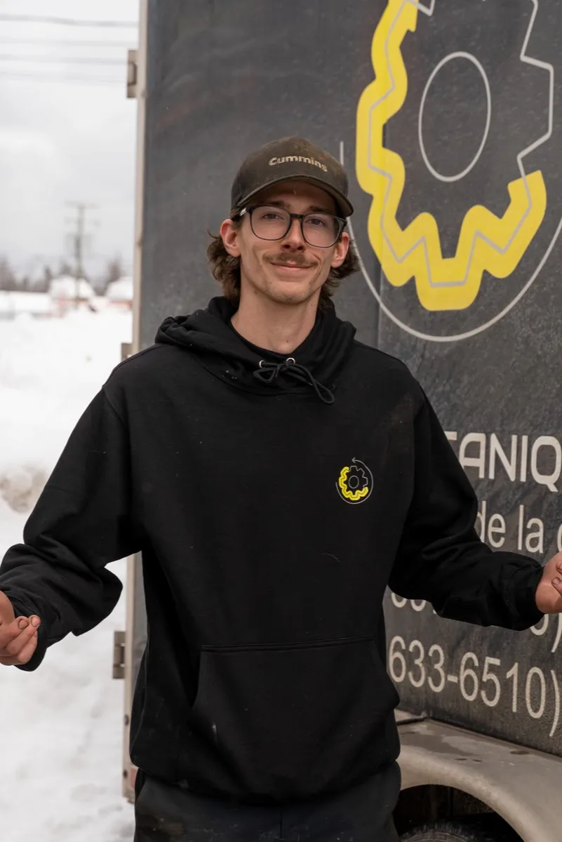 Membre de l'équipe devant une remorque de service en hiver